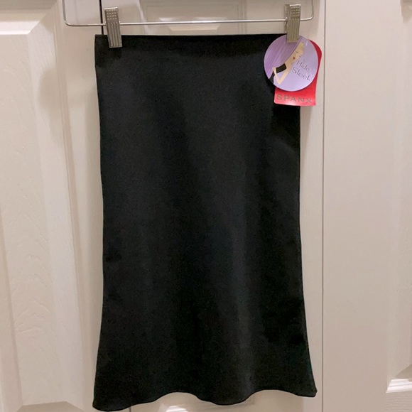 SPANX Hide and Sleek Slip - Picture 1 of 4